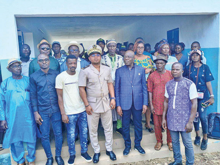 Commune de Toulépleu  Le maire Kah Zion à la fois au four et au moulin