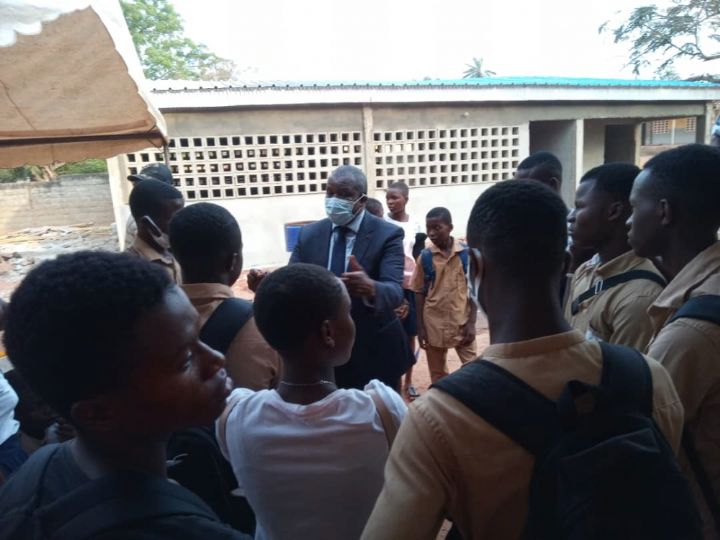 Divo: le directeur général des Ivoiriens de l’extérieur sensibilise les élèves du lycée moderne contre l’immigration irrégulière