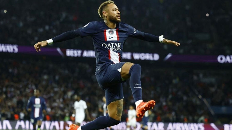 Ligue 1: grâce à Neymar, Paris maîtrise Marseille et reste seul en tête