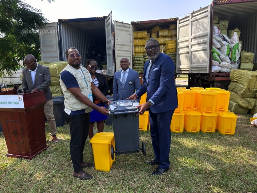 Côte d'Ivoire/Gestion de déchets sanitaires: l'UNICEF fait un don de matériel de 10 mille poubelles  aux structures sanitaires du pays