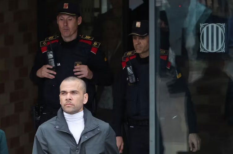 La condamnation pour viol de l'ex-star du Barça Dani Alves annulée en appel