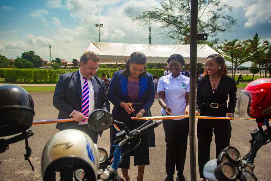 Entrepreneuriat et autonomisation de la Femme : La Fondation SEPHIS et la Coopération Allemande offrent 8 motos à une entreprise de livraison
