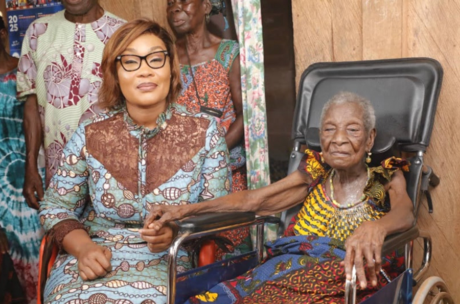 La ministre Belmonde Dogo apporte le soutien du gouvernement a une centenaire à Yakassé Attobrou