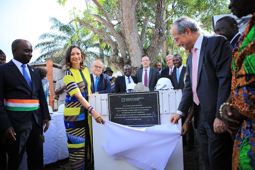 La ministre Françoise Remarck pose la première pierre du Musée d’art contemporain de Grand-Bassam