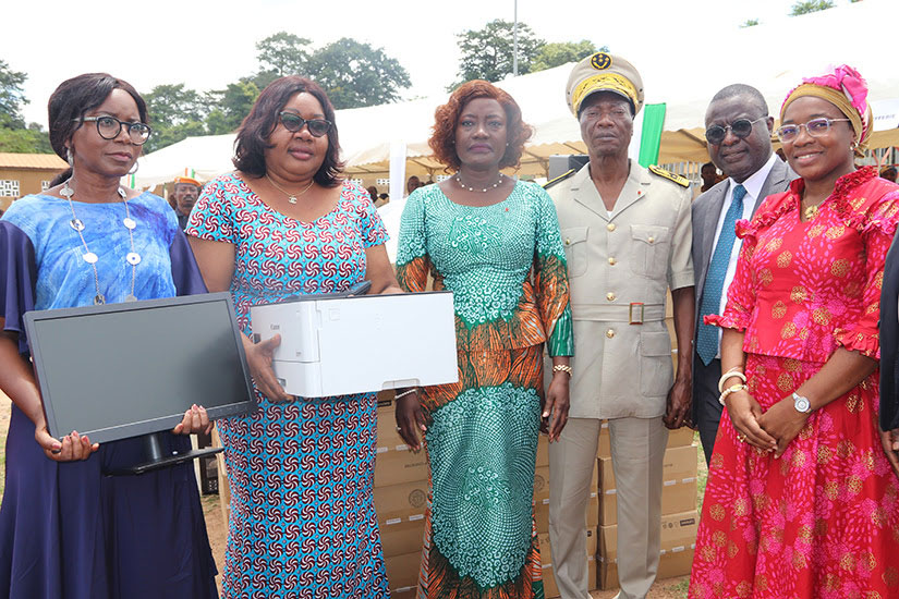 La ministre Mariatou Koné remet des matériels informatiques aux collèges de proximité de la DRENA de Bouaflé