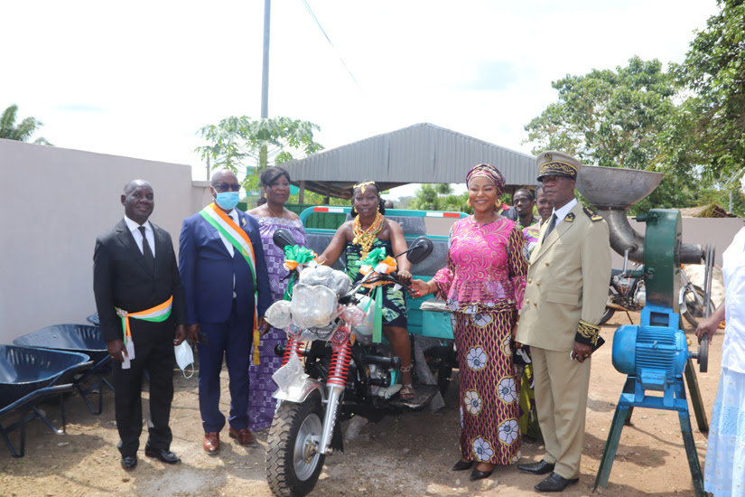 La ministre Nassénéba Touré offre du matériel de travail à la COVIMA