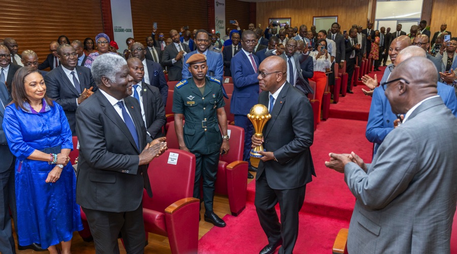  La présentation du trophée de la Coupe d’Afrique des Nations (CAN) au personnel de la Primature