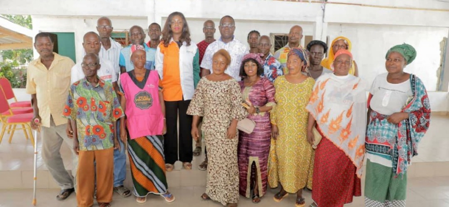 La présidente d’un conseil national aide à la réalisation d’un marché de vivriers à Anyama