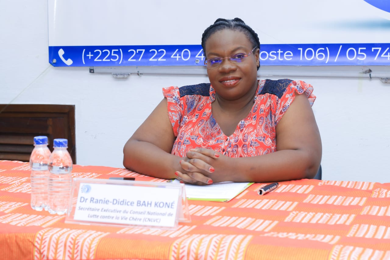 Lutte contre la vie chère : la Secrétaire exécutive du CNLVC sensibilise le personnel et les étudiants du CERAP