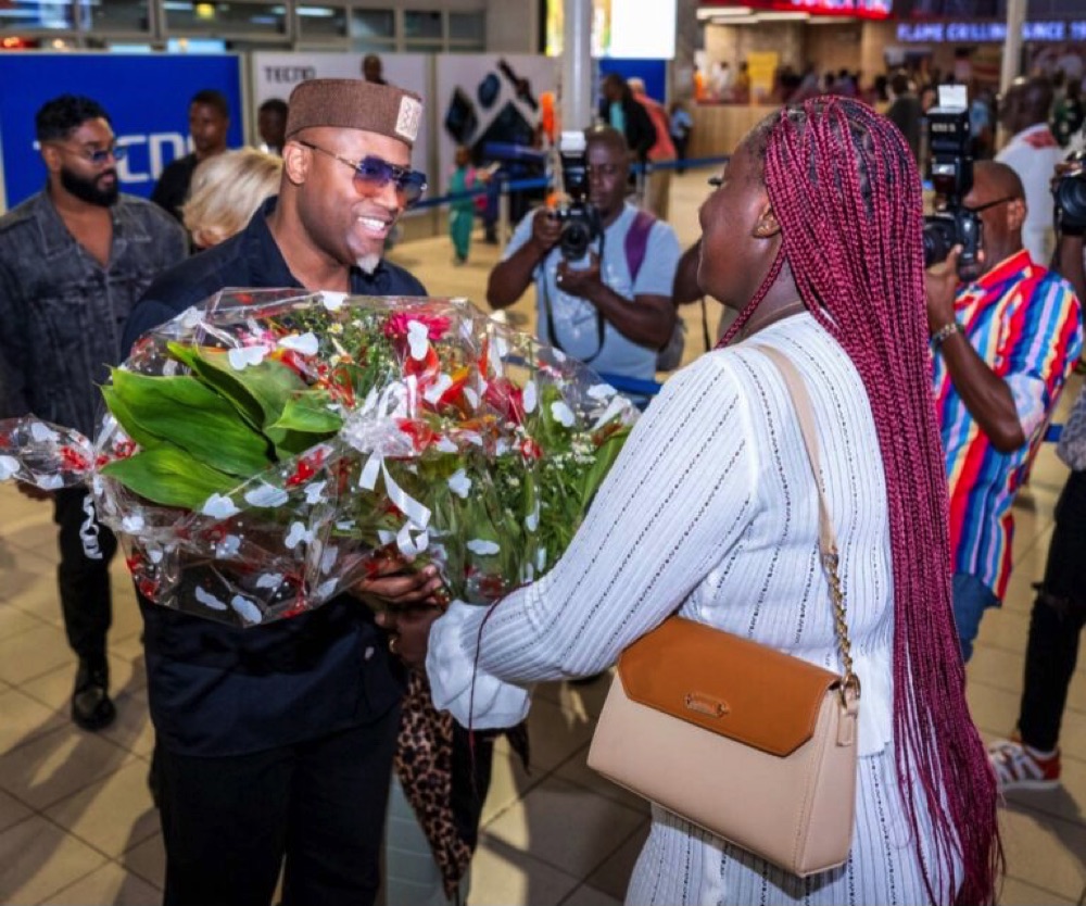  La star canadienne Abel Maxwell accueillie à Abidjan pour signer avec Universal Music