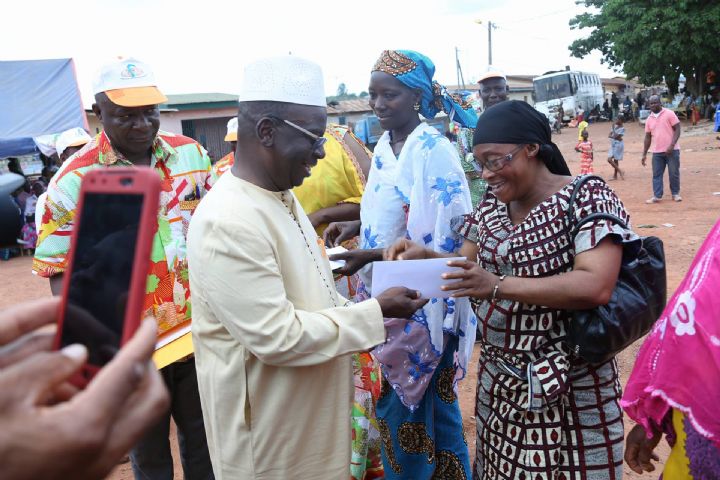 Lakota/Autonomisation de la femme: Kouyaté Abdoulaye remet des chèques à 21 associations féminines