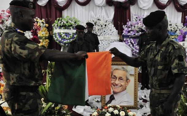 Abidjan: Fillon inaugure une plaque en mémoire des quatre tués du Novotel