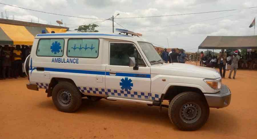 Le ministre Siandou Fofana offre une ambulance médicalisée au CSU de Manzaouan