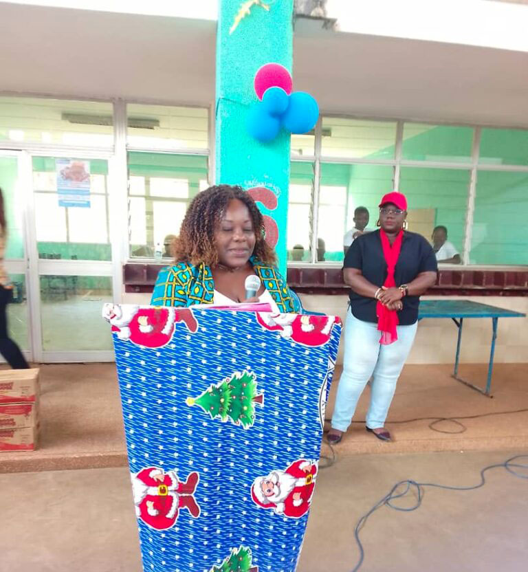 L’association des femmes du MIRAH fait des dons à la pouponnière d’Adiaké