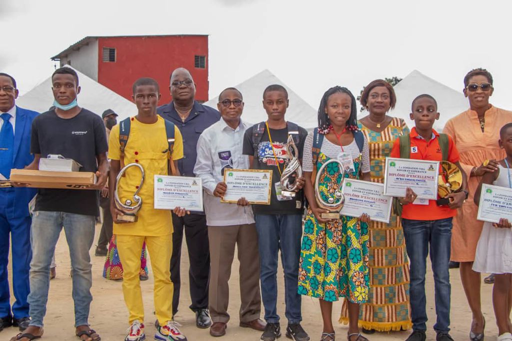 Laurent Tchagba récompense les 1.000 meilleurs élèves d’Attecoubé