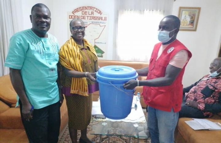 Des dispositifs de lavage des mains remis à la DDENA de Tiassalé