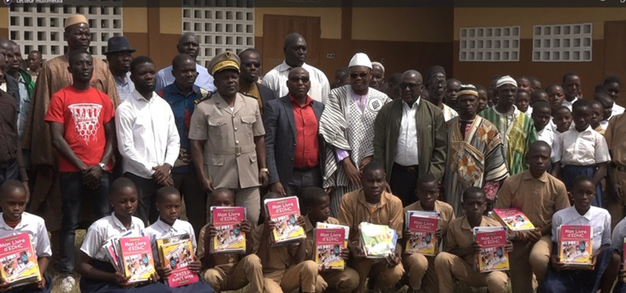 Le conseil régional du Worodougou offre des manuels scolaires BONAMAS à une trentaine d'élèves défavorisés du collège de Kamalo