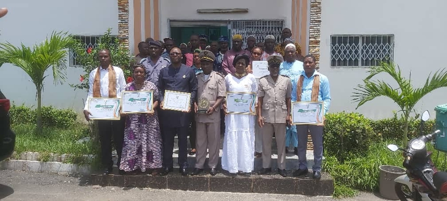 Le maire Coulibaly Sounkalo présente des distinctions honorifiques de la commune aux populations de Tafiré