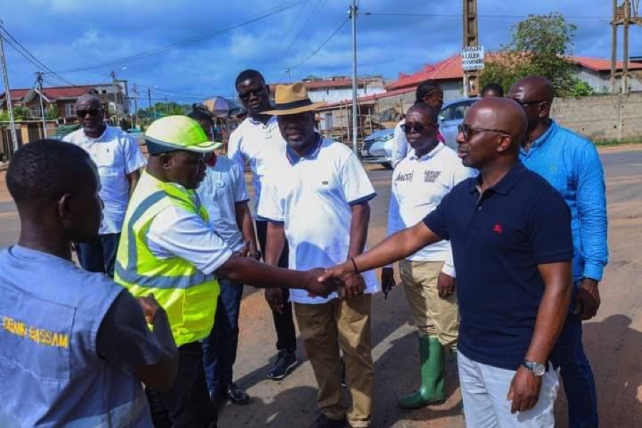 Le maire de Grand-Bassam effectue une visite de terrain pour évaluer les travaux de bitumage