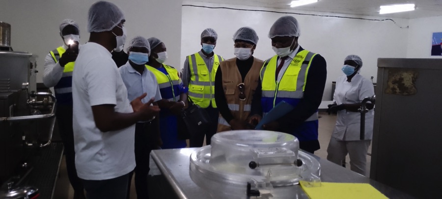 Respect des normes de production : le Ministère du Commerce et de  l'Industrie procède à la réouverture d'une usine de fabrication de produits  - Abidjan.net News