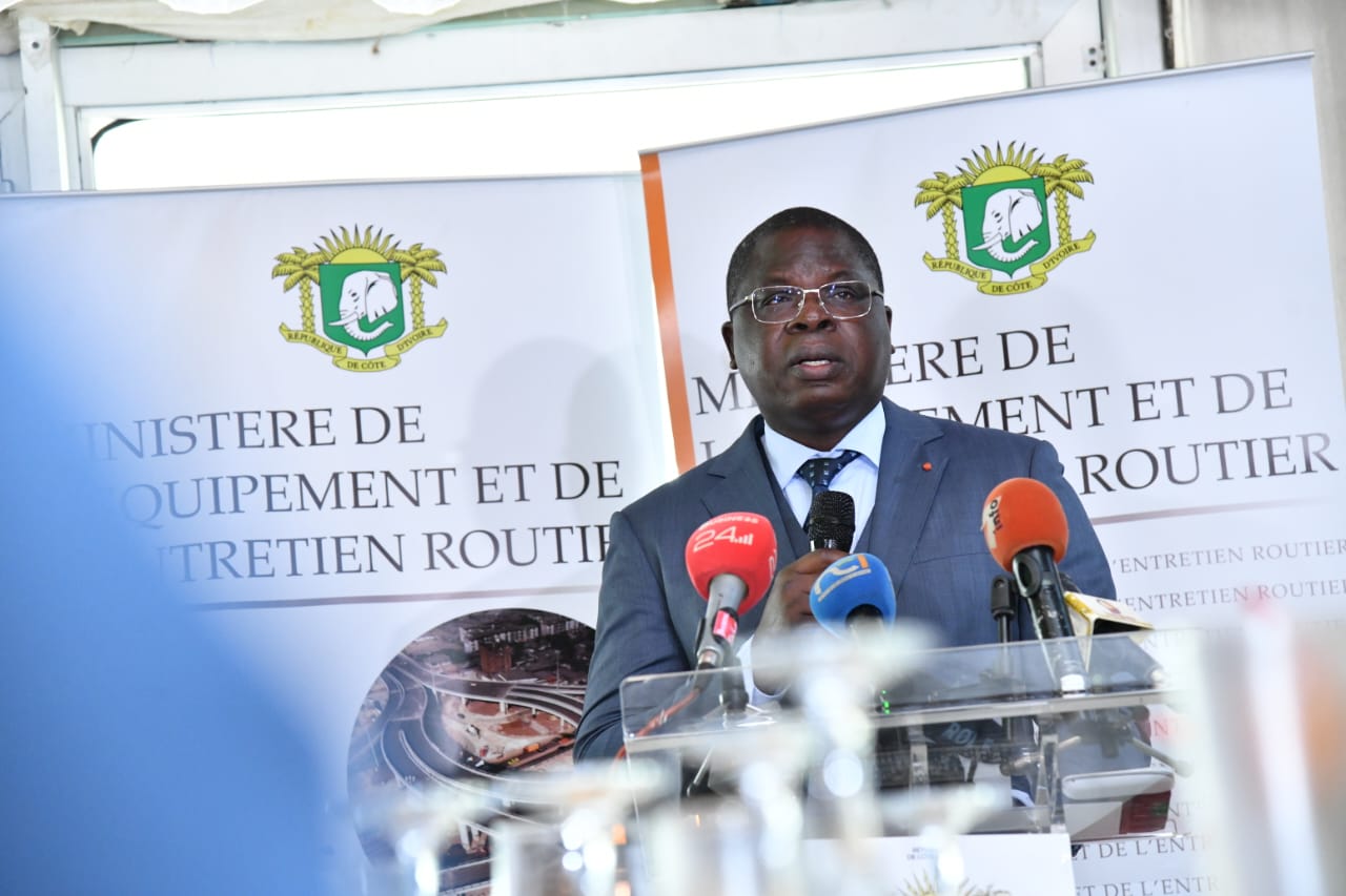 Infrastructures routières : le ministre Amédé Koffi Kouakou annonce pour l’année 2023 la poursuite du bitumage des 1 922 km de routes neuves
