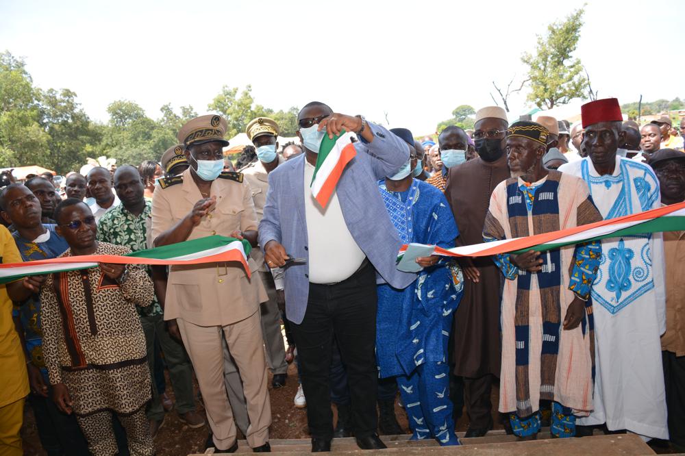 Le ministre de la communication offre un bâtiment de trois classes à Karagnéné