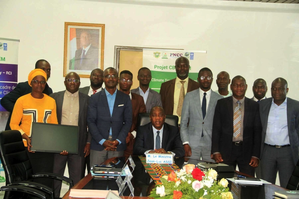 Déploiement du Système national de Mesure, de Rapportage et de Vérification : Le ministre Jean-Luc Assi remet des ordinateurs aux parties prenantes