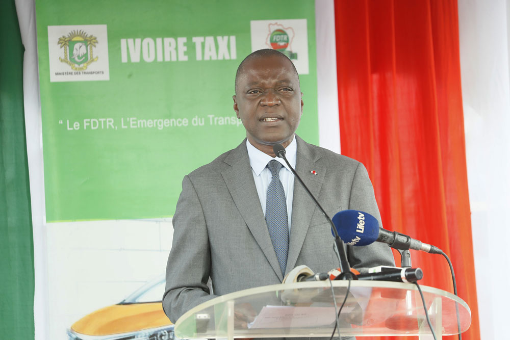 Renouvellement du parc automobile : le ministre Amadou Koné annonce la mise à disposition de nouveaux véhicules de types wôrô-wôrô, taxis et gbakas