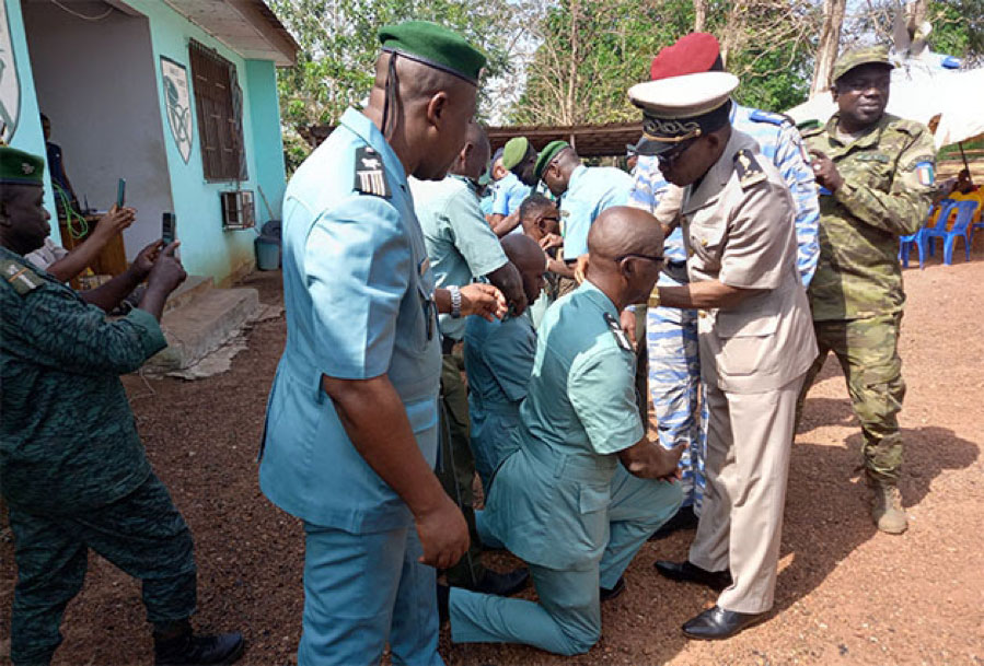Le préfet de Danané félicite 12 agents des Eaux et Forêts promus