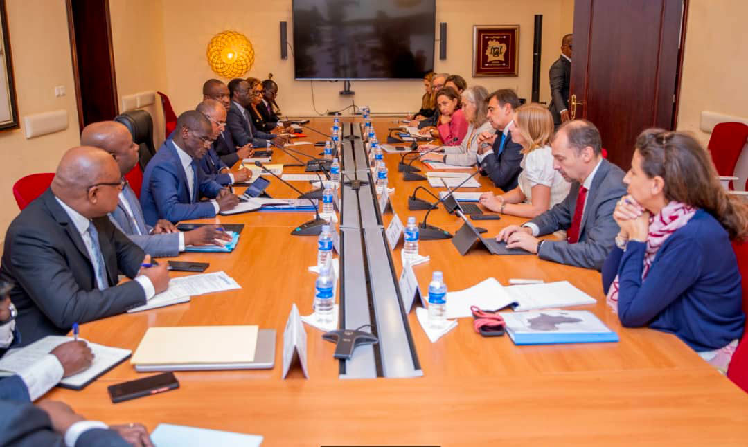 Le Premier Ministre, Patrick Achi, a échangé ce lundi 25 septembre 2023, avec une délégation de la Commission de l’Union Européenne (UE), conduite par son Vice-président Margaritis Schinas