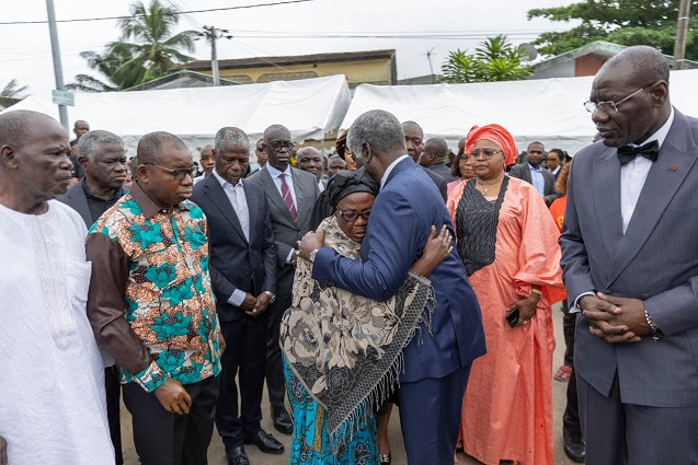 Le Premier ministre Robert Beugré Mambé apporte le réconfort de l'Etat à la famille de la deuxième défunte de l'accident au Ghana