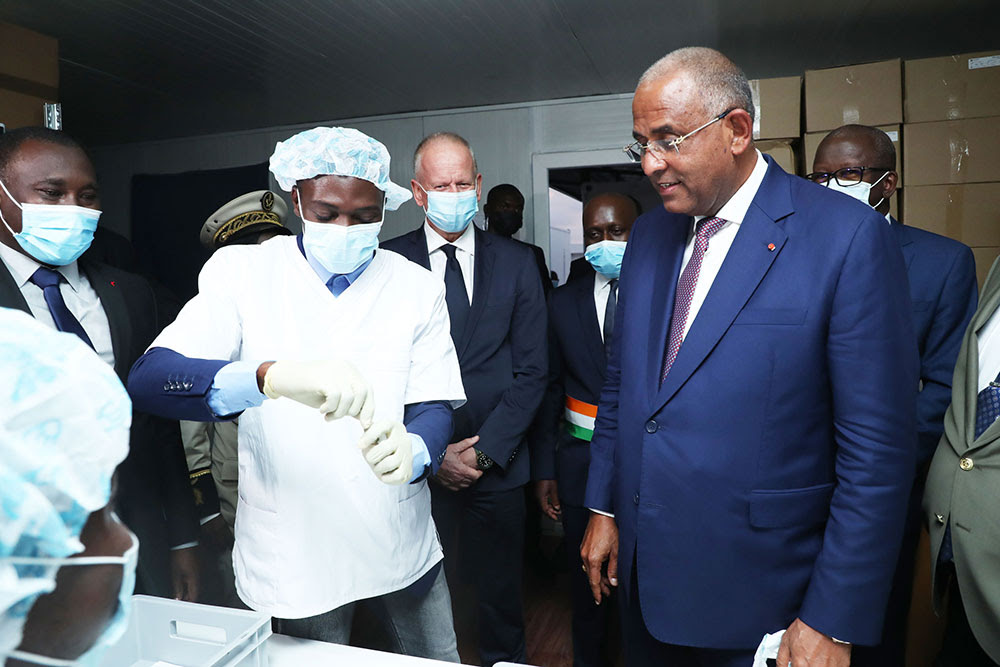 Le Premier ministre visite une unité de production de 10.000 tests antigènes jour à Grand-Bassam