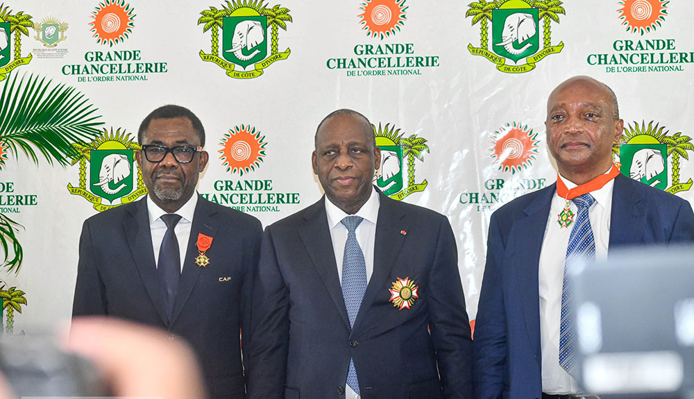 Le président de la Confédération Africaine de Football, Patrice Motsepe élevé au grade de Commandeur et d’Officier dans l’Ordre national de Côte d’Ivoire