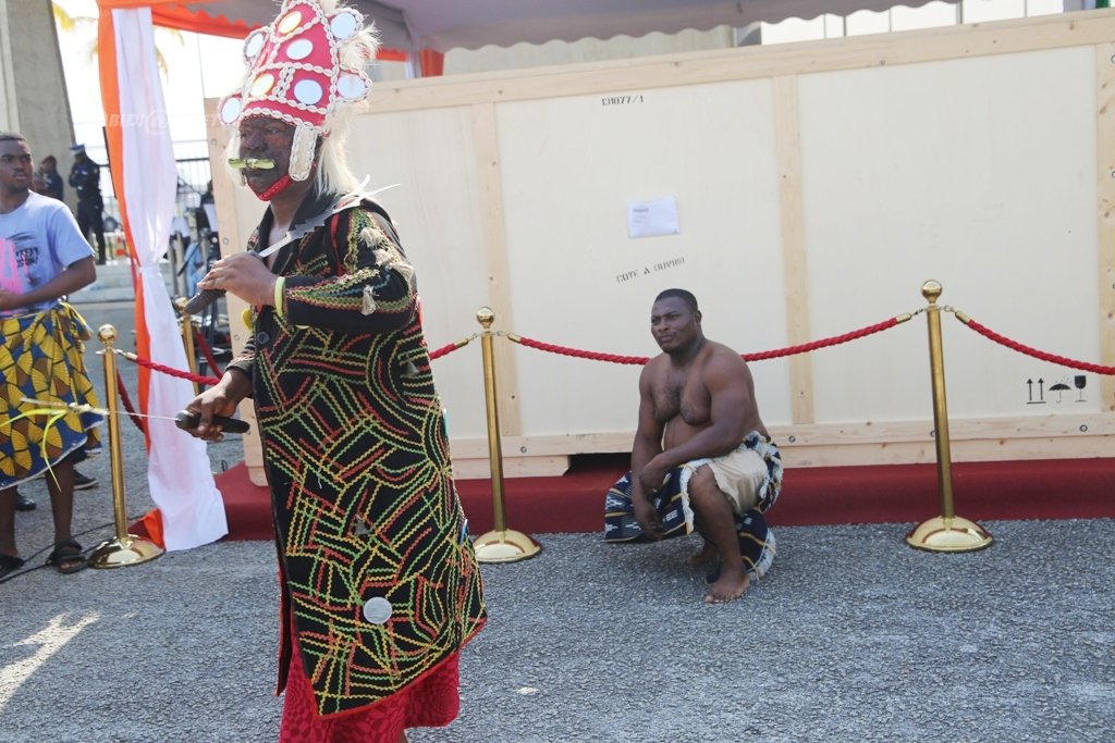 «Un jour historique»: le retour en Côte d’Ivoire du tambour parleur salué à Abidjan