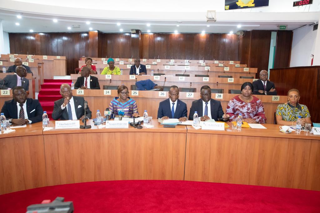 Assemblée nationale : un projet de loi portant statut des diplomates ivoiriens adopté en commission