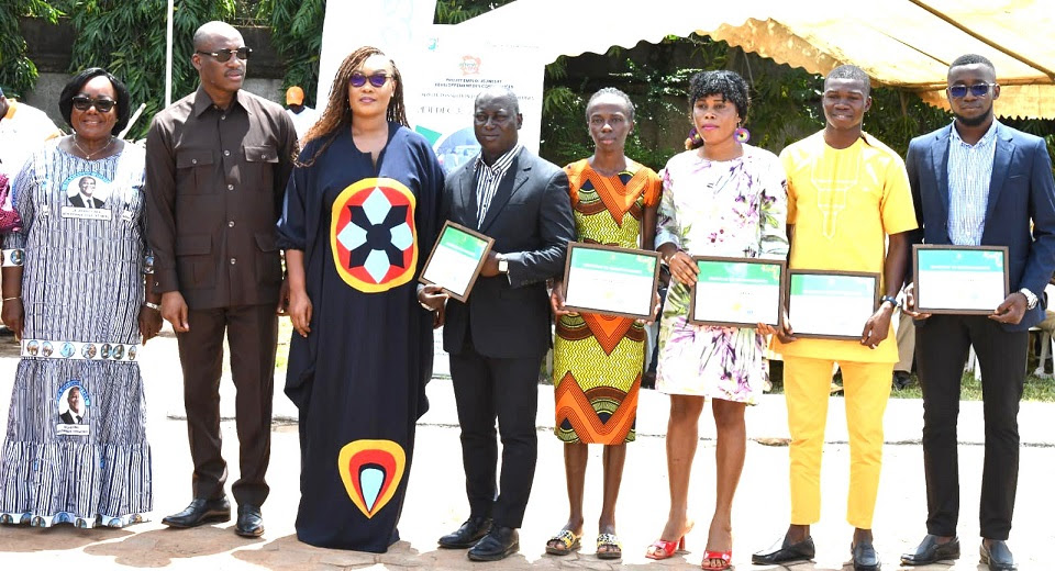 500 jeunes du Cavally bénéficiaires des THIMO reçoivent des chèques à Guiglo