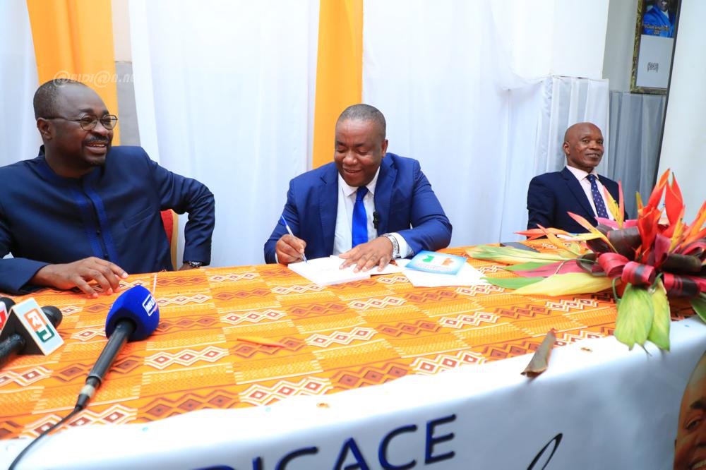 Côte d'Ivoire/Littérature : Le journaliste-ecrivain Michel Beta étale la problématique de l'emploi dans son ouvrage '' Le crépuscule de l’État employeur...''