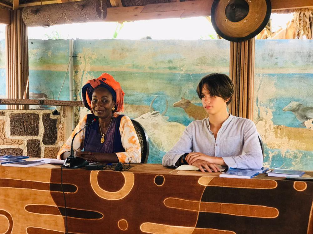 Littérature: un adolescent de 11 ans présente son livre fantaisiste dénommé NYOS