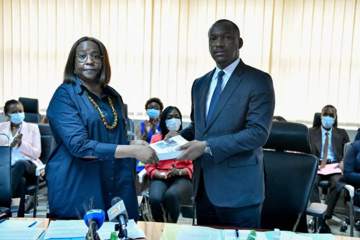 Lutte contre les comportements sexuels à risques dans les milieux jeunes: le gouvernement reçoit un manuel d’éducation pour la vie saine