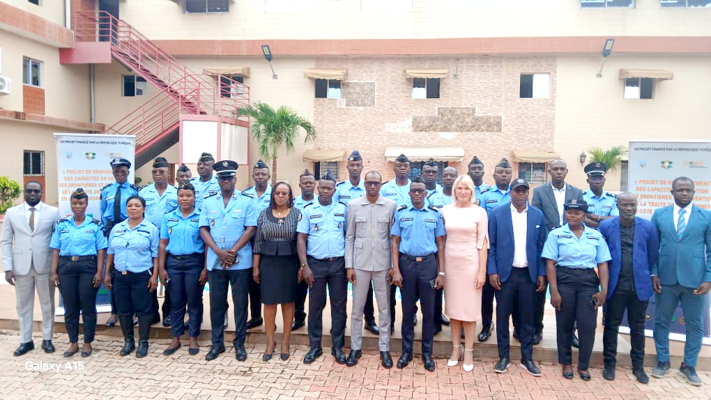 Lutte contre la fraude documentaire aux frontières Nord avec le Mali et la Guinée : les capacités de 20 officiers et agents renforcées