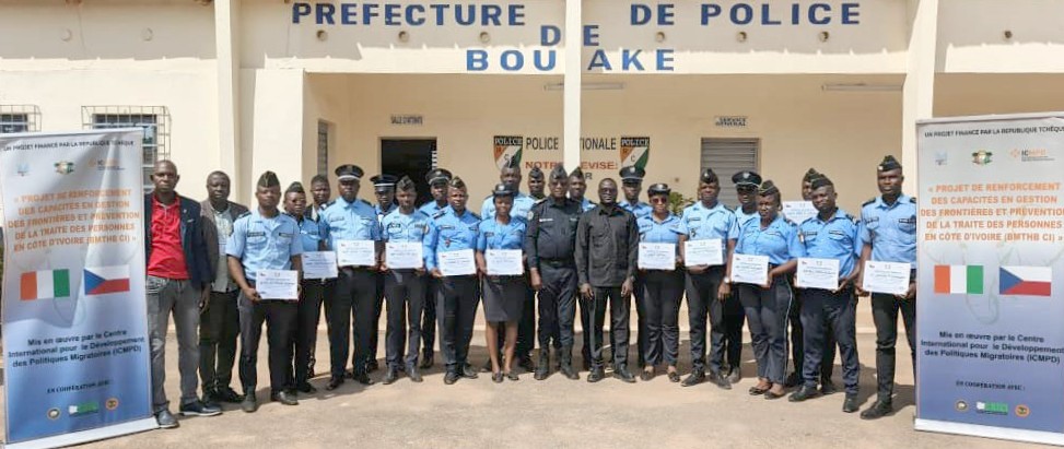 Lutte contre la fraude documentaire et à l'identité: les capacités des unités de police de contrôle intérieur renforcées