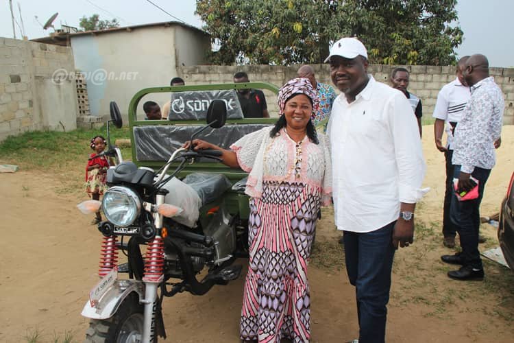 Lutte contre la pauvreté : l'ONG Abobo vision nouvelle offre un tricycle aux femmes de l'Eglise Béthanie d'Abobo belle cité