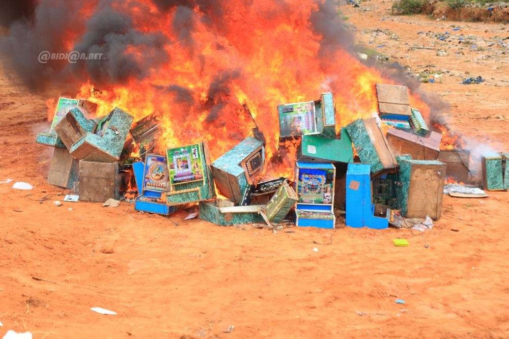 Côte d’Ivoire/ Lutte contre les jeux illégaux : des machines à sous physiques et des équipements de jeux de hasard incinérés