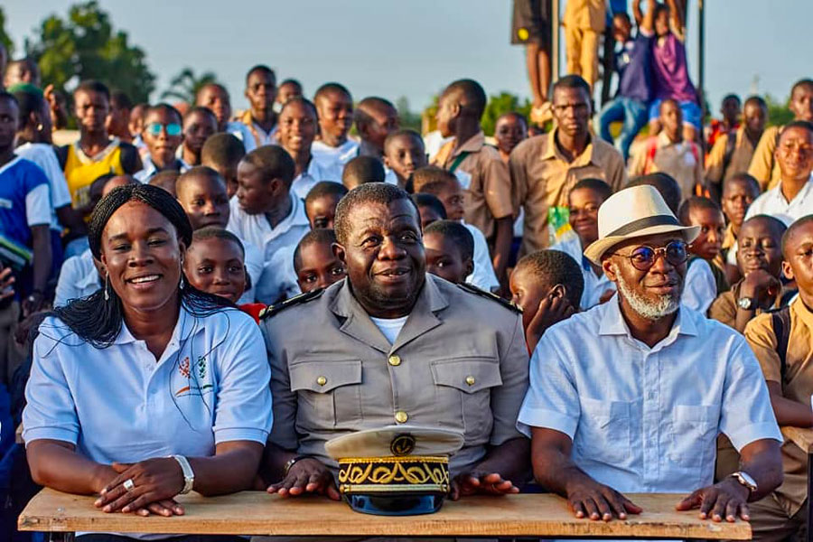 Lycée moderne de Ferké : L’Amicale 2AEFER fait don de 100 tables-bancs métalliques