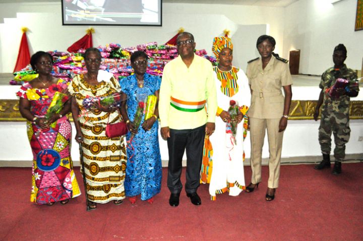 Fête des mères : Ezaley sème la joie au marché, à la maternité,…