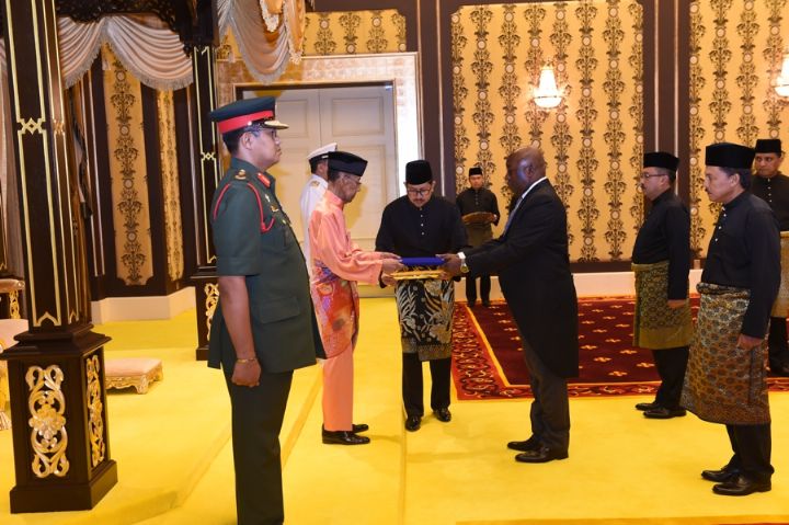 Malaisie : Le nouvel Ambassadeur de Côte d’Ivoire Sylvestre Kouassi Bilé a présenté ses Lettres de Créance au Roi Malaisien