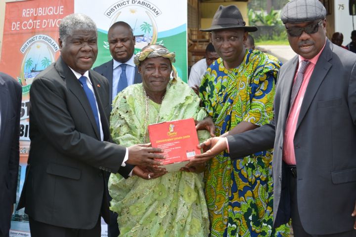 Fêtes de fin d’année:  Ouattara offre des vivres aux Atchan et Akyé