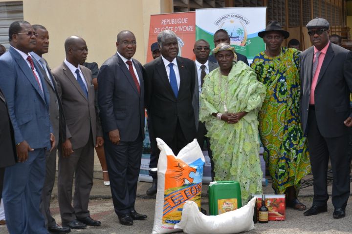Les chefs Atchan et Akyé du district d’Abidjan reçoivent des dons du président de la République