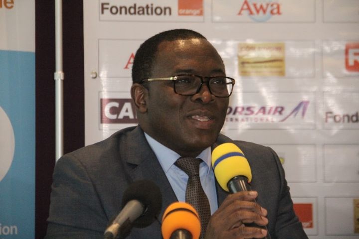 Le ministre des Sports reçoit son dossard n°00001 pour le Handimarathon d’Abidjan (Communiqué)