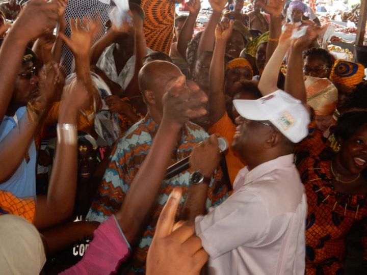 Campagne électorale à Grand Bassam : les femmes du marché font une surprise au maire Georges Philippe Ezaley